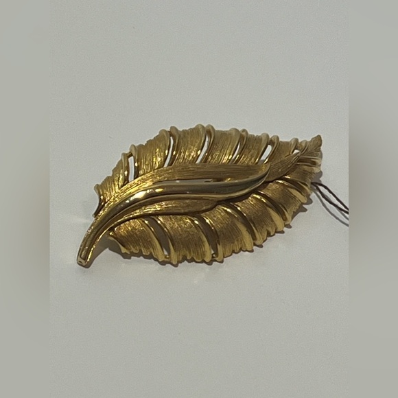 Vintage Monet Angea 1270 Leaf Brooch Pin With Original Tags Gold Tone Textured - Picture 5 of 9
